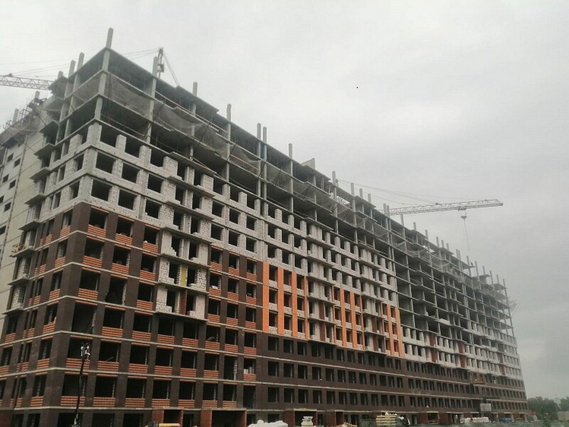 Ведутся работы по монтажу здания на уровне 14-го этажа.
