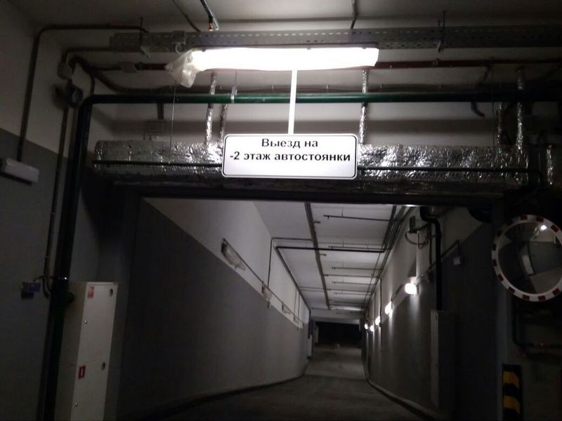 Подземный паркинг: установлены знаки дорожного движения