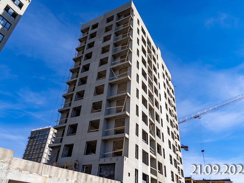 Выполнено устройство наружной кладки (кроме 1го этажа). Выполнено устройство кладки внутренних стен и перегородок с 1го по 8 этаж.

Выполняется устройство утеплителя фасадов.

Ведется устройство внутренних инженерных сетей.