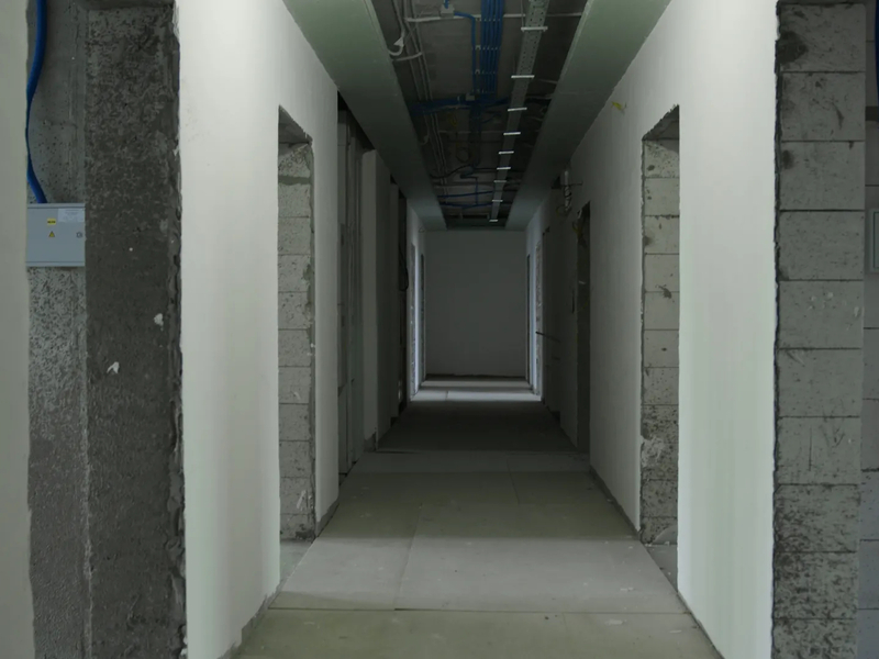 Продолжается отделка в холлах на всех этажах 3 корпуса. 83% стен и перегородок оштукатурены. Устройство полов из керамической плитки закончено на 2 650 квадратных метров.