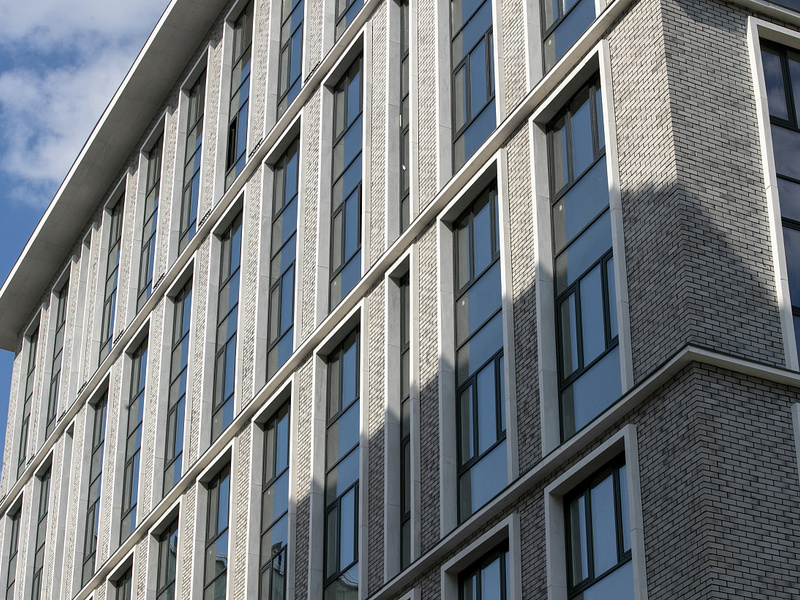 Фасад : бетонная плитка на подсистеме U-kon ( утепление 160 мм Венти баттс), архитектурный бетон (подшивка карниза 10 эт, пояса на 4,6,8 эт, обрамление окон)  