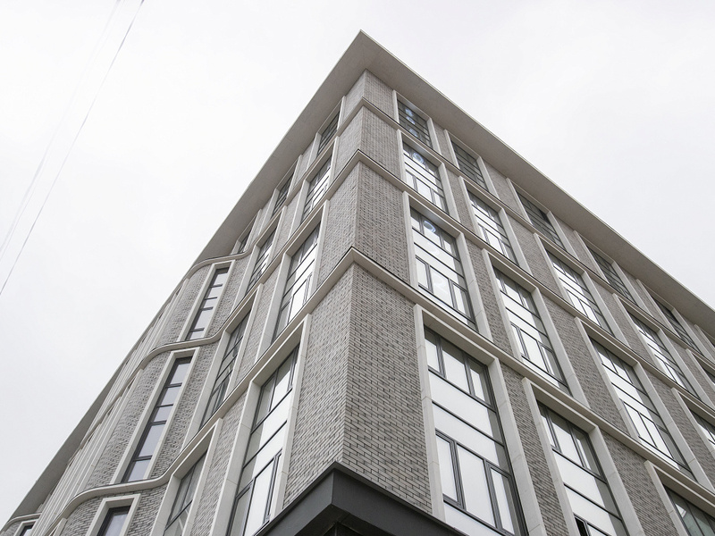 Фасад : 3-10 эт. - бетонная плитка на подсистеме U-kon ( утепление 160 мм Венти баттс), архитектурный бетон (подшивка карниза 10 эт, пояса на 4,6,8 эт, обрамление окон)  