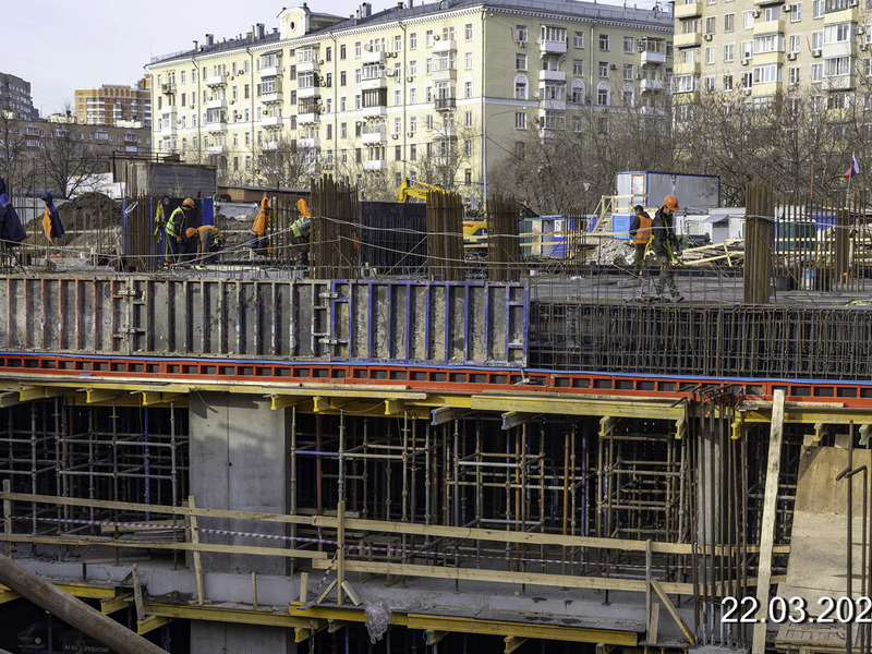 Ведется устройство фундамента. Завершено устройство ЖБ конструкций подземных этажей секции 2.